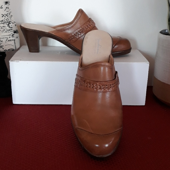 NEW Sudini Italian Leather Tan 2" Heel Mules - Picture 3 of 6